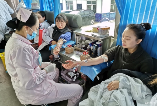 图片2:献血进行时 图片2:献血进行时