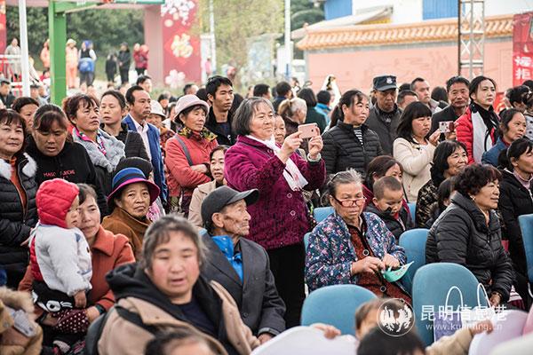 活动现场人头攒动-通讯员李伟摄
