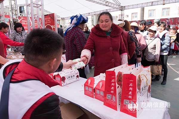 展位前排起长龙 通讯员李伟摄