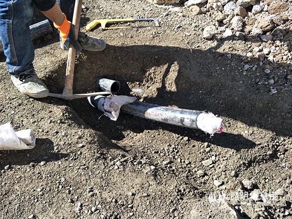 穿线管道维护-记者黄彩英