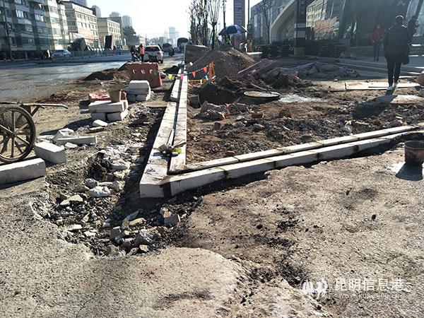 地铁站A出入口-记者黄彩英