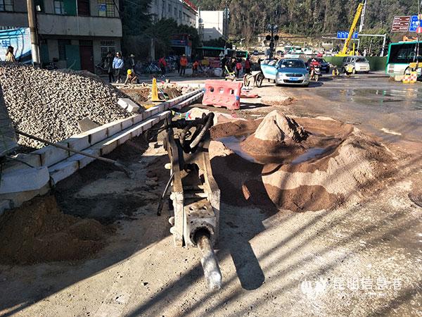 没有围栏划出施工场地-周边也没有警示牌提示
