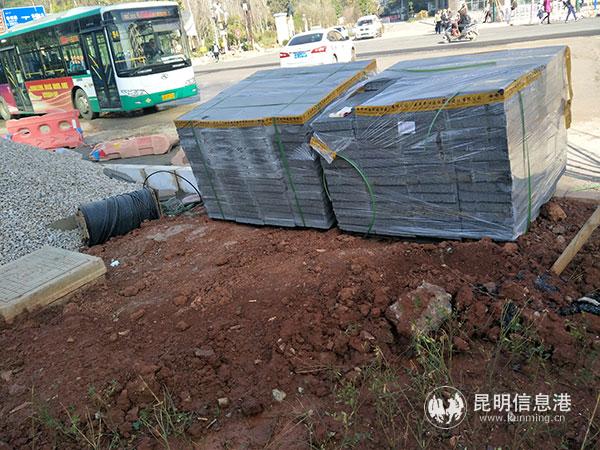 铺设人行道板砖-记者黄彩英