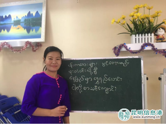 珊玉莫正在给中国学生上课