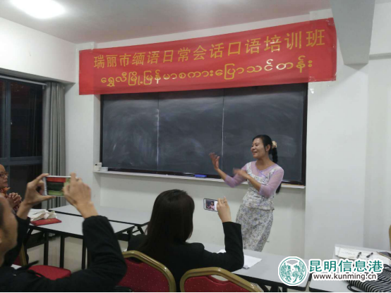 珊玉莫教学生们学习缅甸传统舞蹈