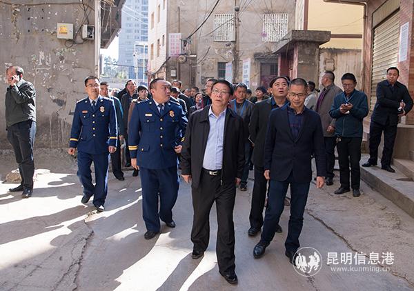 现场督查城中村、出租房等消防安全整治工作 通讯员冯靖凯摄