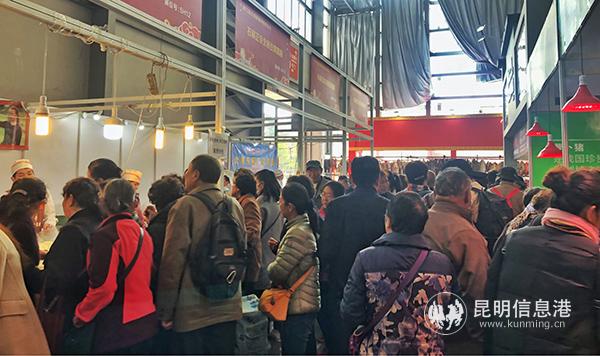 年货街人头攒动。