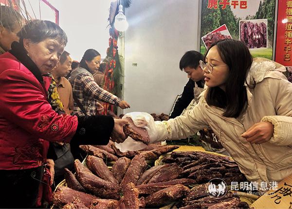 市民精心挑选年货。