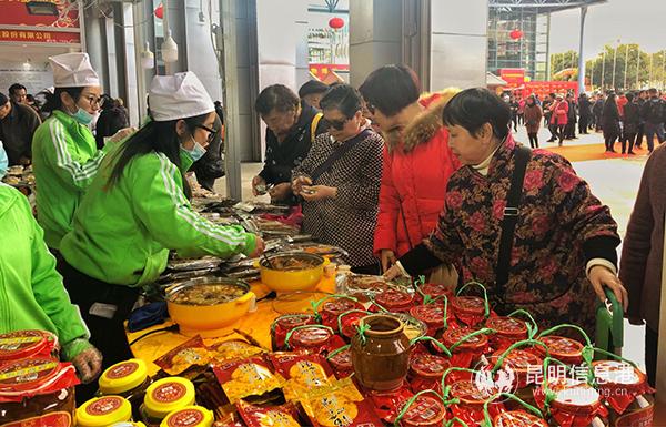 市民选购年货。