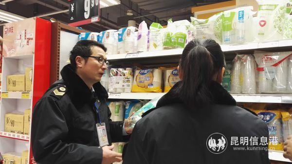 昆明市卫生计生委综合监督执法局执法人员检查消毒品情况。