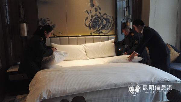 昆明市卫生计生委综合监督执法局执法人员走入酒店客房进行检查。