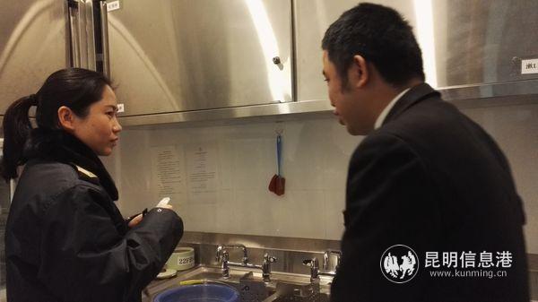 酒店人员向昆明市卫生计生委综合监督执法局执法人员介绍卫生设施保洁情况。