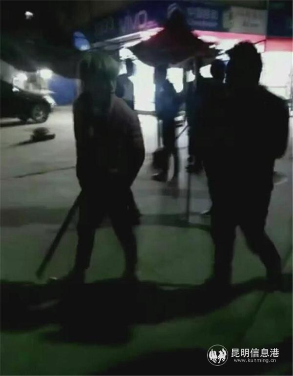 涉恶团伙“兄弟会”通过“快手”进行直播。视频截图1