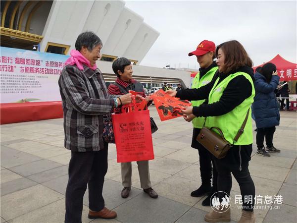 送福活动受到群众欢迎。 送福活动受到群众欢迎。