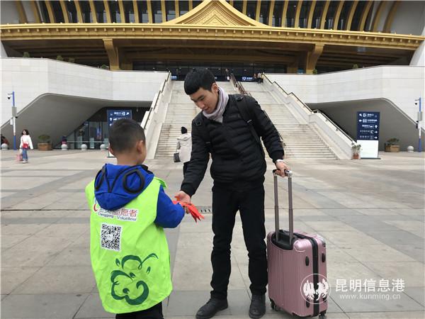 小志愿者游客送上新春祝福。 小志愿者游客送上新春祝福。