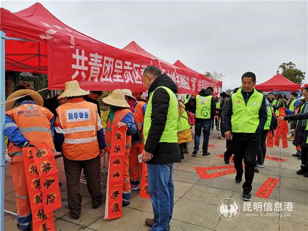 参与活动的市民络绎不绝。 参与活动的市民络绎不绝。