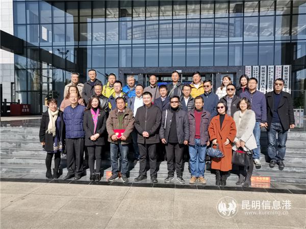 图片2：参会人员合影