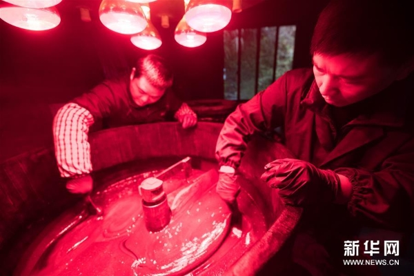 吴荣强（右）和徒弟在龙泉市牛头岭村“七分醉”工作室晒漆