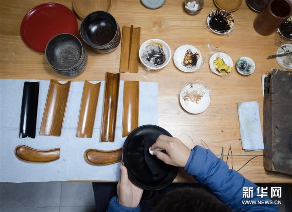 吴荣强在龙泉市牛头岭村“七分醉”工作室制作漆器