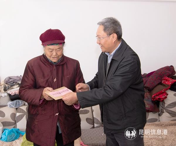 走访慰问困难党员李玉珍 通讯员李伟摄