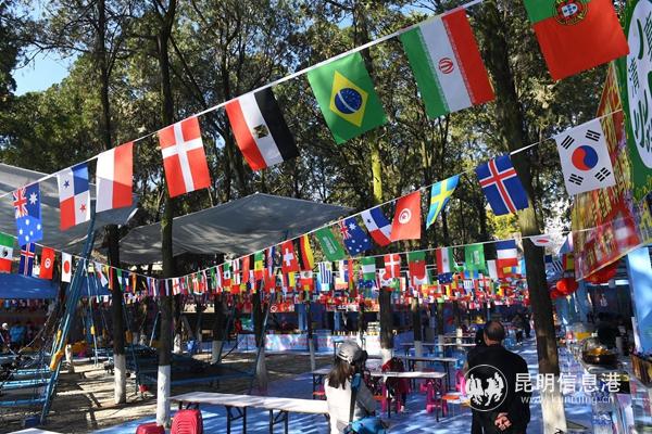 春节间昆明动物园设两片美食区域。昆明日报杨艳辉摄