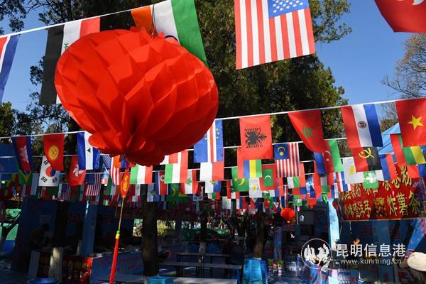 公园美食区布置的喜庆热闹。昆明日报杨艳辉摄