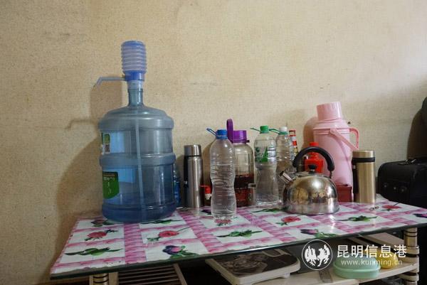 员工宿舍的客厅里摆放着大家各自的物品。记者劳学丽 摄 员工宿舍的客厅里摆放着大家各自的物品。记者劳学丽 摄