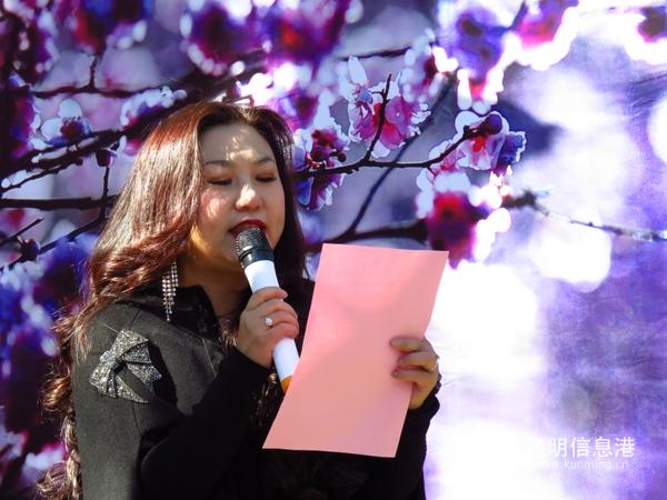 公园相关人员介绍美人梅开展情况。_副本 公园相关人员介绍美人梅开展情况。_副本