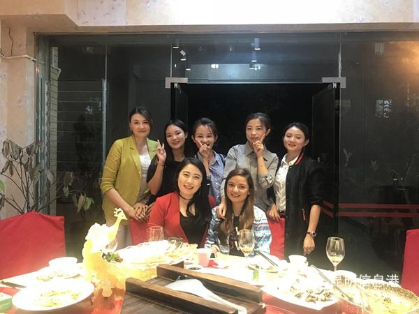 杨星（前排右一）在中国与朋友在一起。