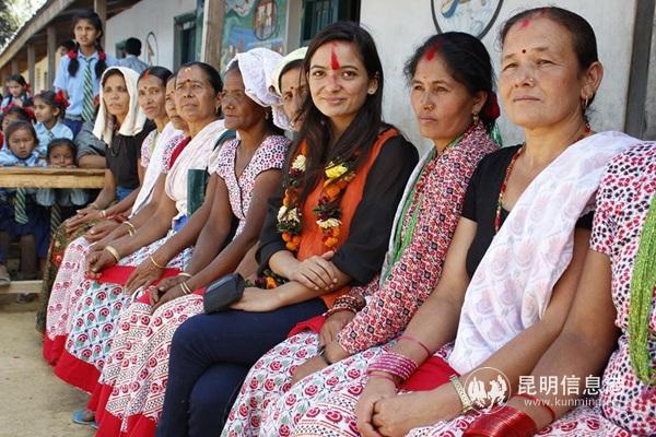 杨星与家人在一起（右三）