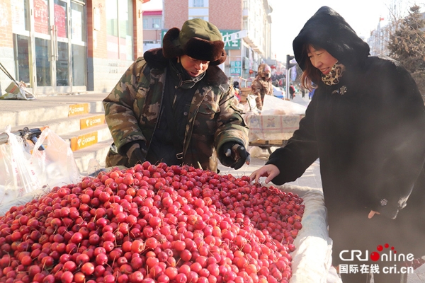 冻花红是一种沙果,酸甜爽口,与冻梨、冻柿子一起成为很多人必选的“冻三样” 冻花红是一种沙果,酸甜爽口,与冻梨、冻柿子一起成为很多人必选的“冻三样”