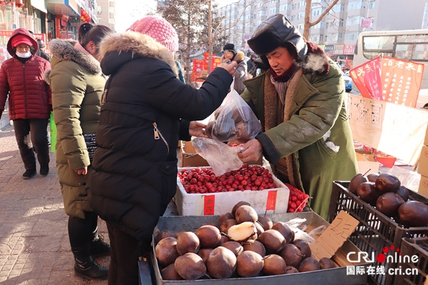 冻梨,是由普通白梨冰冻变成乌黑色,食用时,放置凉水中浸泡,化透后食用,是冻货市场的畅销货 冻梨,是由普通白梨冰冻变成乌黑色,食用时,放置凉水中浸泡,化透后食用,是冻货市场的畅销货