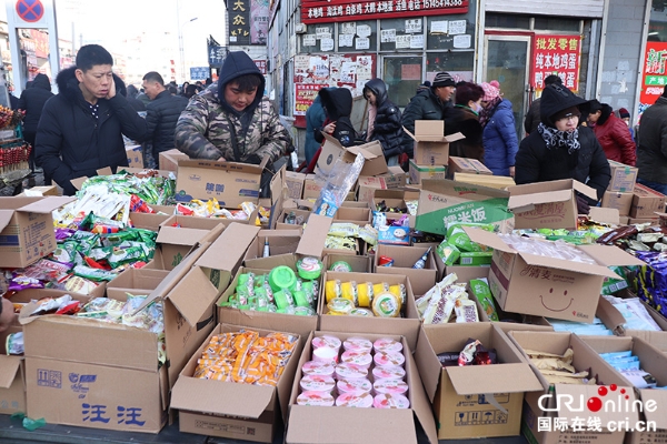 市场上销售各式雪糕儿,在东北由于室内温度高,雪糕儿是很多人的必选年货 市场上销售各式雪糕儿,在东北由于室内温度高,雪糕儿是很多人的必选年货