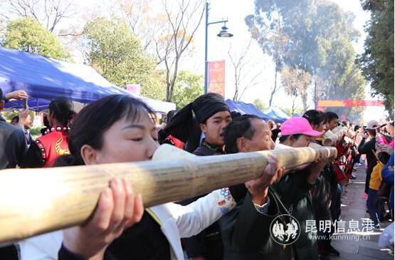 游客喝“千人连心酒”