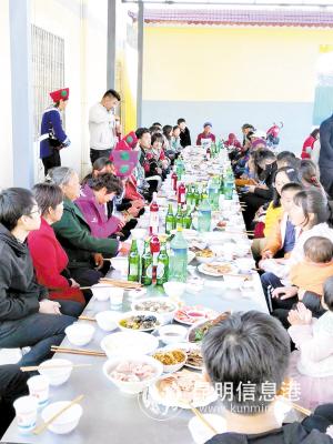 高升康村小组大年三十全村人吃长街宴。撒营盘镇卡柱村委会供图