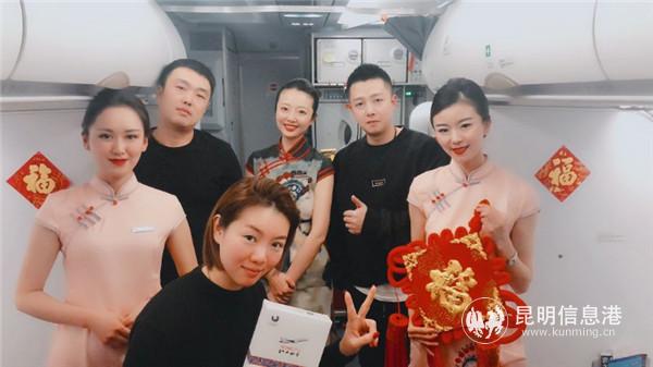 乘务员与获得礼品的旅客合影