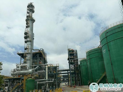 炼化厂的生产设备。 炼化厂的生产设备。