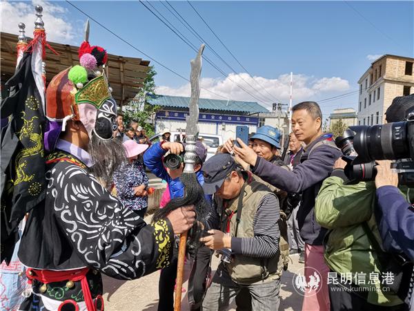 图片2：彩龙网友拍关锁戏表演者