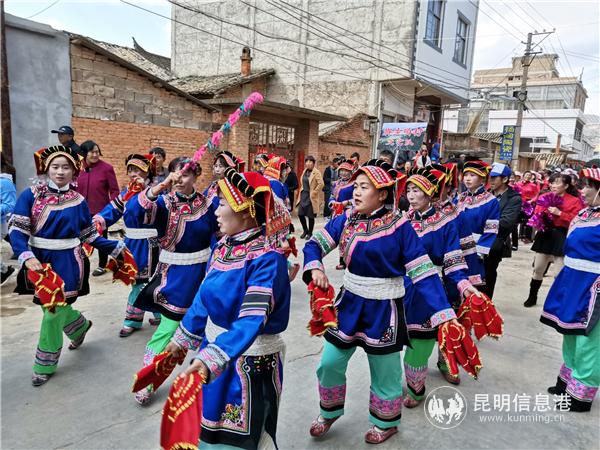 图片3：表演的文艺队