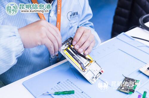 工程师正在维修手机 (1)