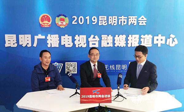 昆明市人大代表、石林县委副书记、县长普建勇（中）