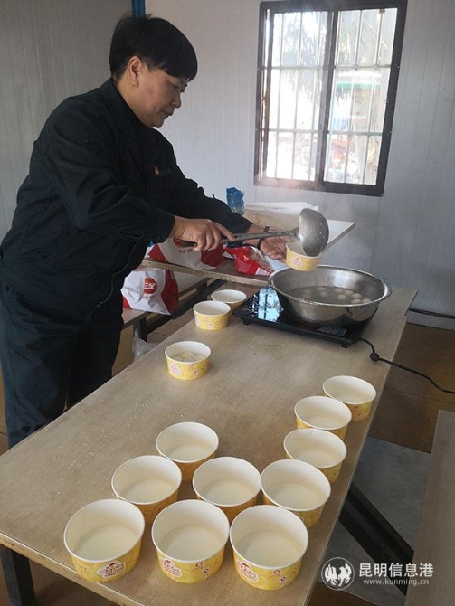 工作人员分汤圆 工作人员分汤圆