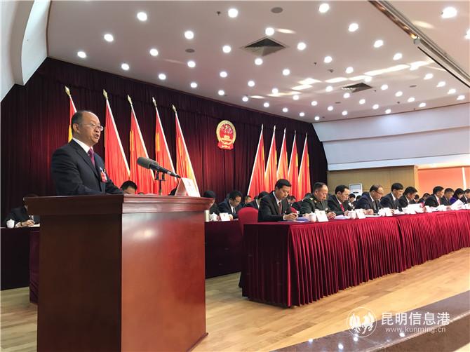 2区委副书记、区长陈瑞斌作政府工作报告