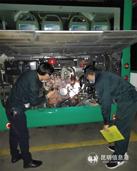 三十三车队工作人员进行车辆检查