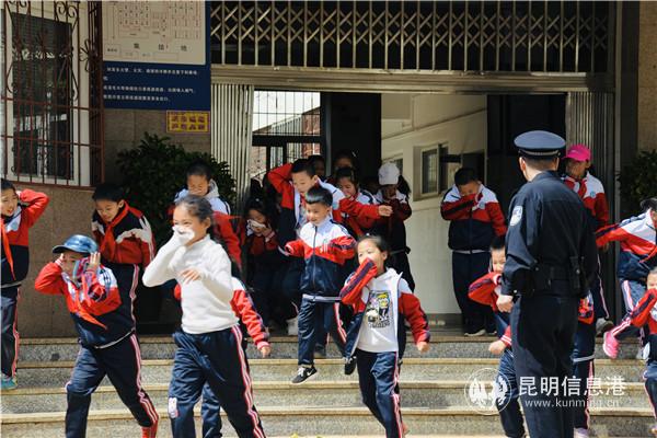 图四 同学们紧急而有序地从教室撤离到操场