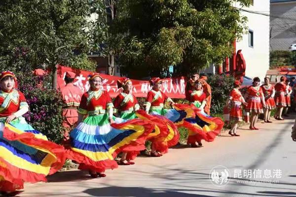 迎宾队伍。彭杰供图 迎宾队伍。彭杰供图