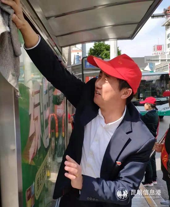 志愿者清理站牌