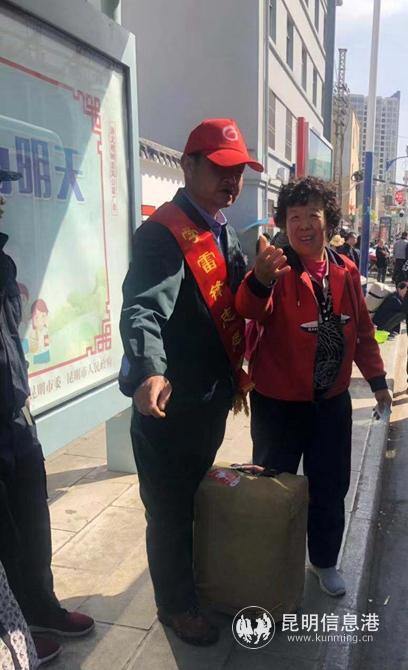 志愿者引导乘客上下车