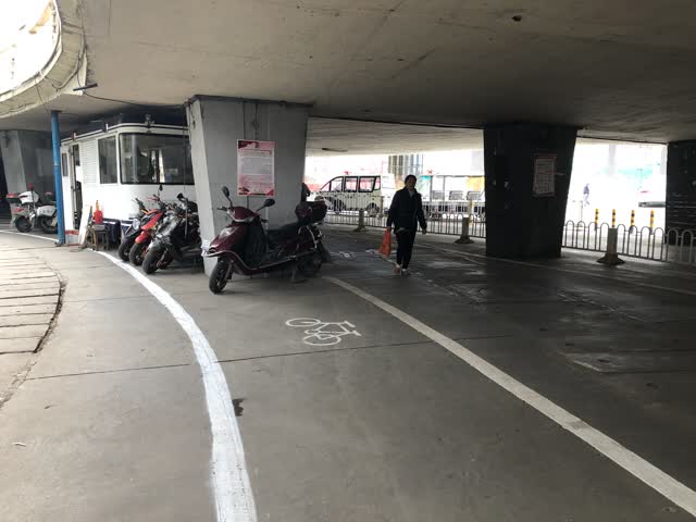 西站立交桥底层违建市场已拆除 年内完成该区域绿化及亮化工程 (4)