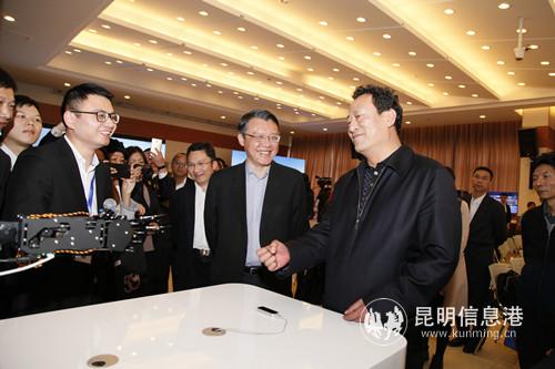 领导们进行5G应用体验（供图）